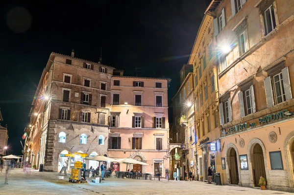 Architettura di Perugia di notte in Italia — Foto Stock