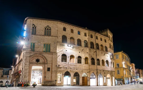 Architektura Perugie v noci v Itálii — Stock fotografie