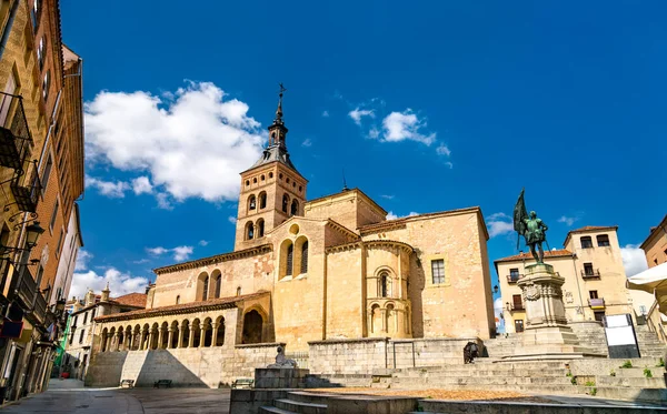 Iglesia de San Martín y monumento a Juan Bravo en Segovia, España — Foto de Stock