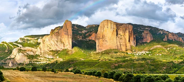 Arcobaleno sopra i Mallos de Riglos a Huesca, Spagna — Foto Stock