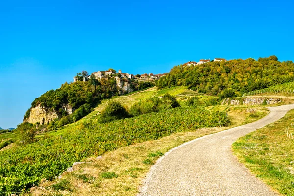 Chateau-Chalon byn ovanför sina vingårdar i Jura, Frankrike — Stockfoto