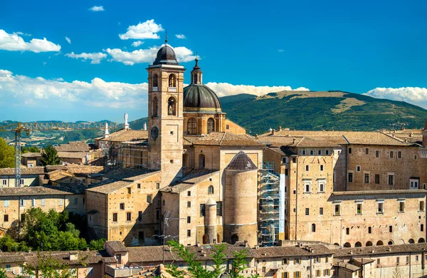 Palacio Ducal y Catedral en Urbino, Italia —  Fotos de Stock