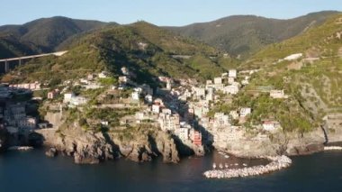 İtalya Cinque Terre 'deki Riomaggiore köyü.