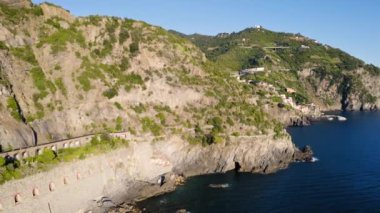 İtalya Cinque Terre 'deki Riomaggiore köyü.