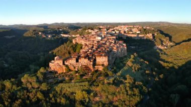 İtalya 'nın Toskana kentindeki Pitigliano kasabasının hava manzarası
