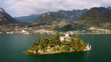 İtalya 'da Iseo Gölü' ndeki Loreto Adası 'nda bir kale.
