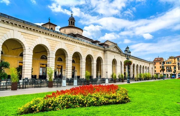 İtalya, Brescia 'daki Piazzale Arnaldo' daki Tahıl Pazarı. — Stok fotoğraf