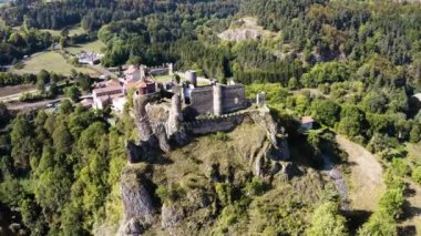 Arlempdes Kalesi, Loire 'ın köşesindeki bazalt kayanın tepesinde. Fransa