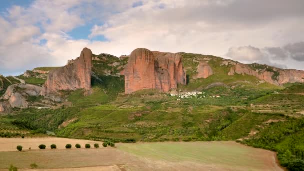 Mallos de Riglos in Huesca, Spanien — Stockvideo