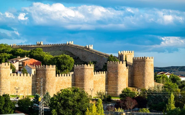 Ávila com muralhas medievais na Espanha — Fotografia de Stock
