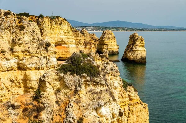 Прибрежные скалы в Ponta da Piedade в Лагосе, Португалия — стоковое фото