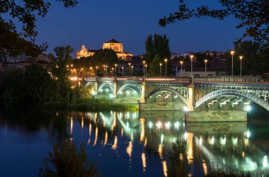 Salamanca, İspanya 'da San Esteban Manastırı ve Enrique Estevan köprüsü