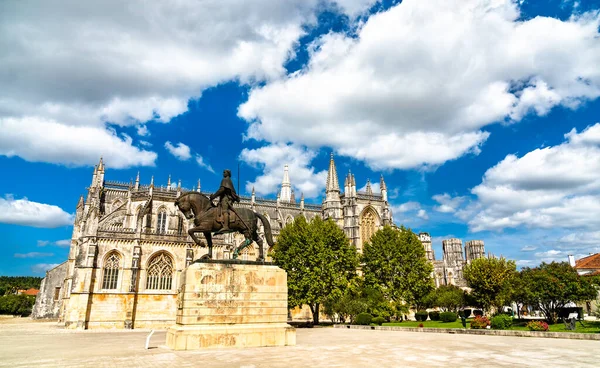 Statua di Nuno Alvares Pereira con Monastero di Batalha in Portogallo — Foto Stock