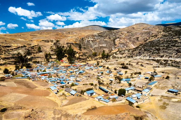 Widok z lotu ptaka na wioskę w Andach Peruwiańskich — Zdjęcie stockowe