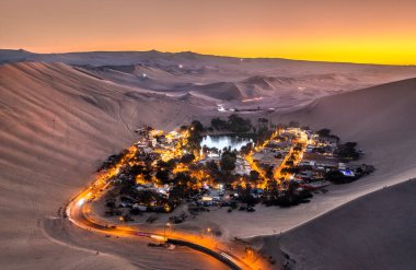 Peru 'daki Huacachina Vahası' nın hava gün batımı manzarası