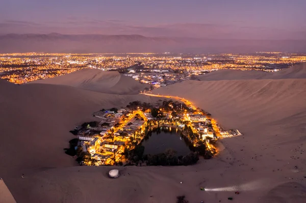 Vista aérea al atardecer del Oasis de Huacachina en Perú — Foto de Stock