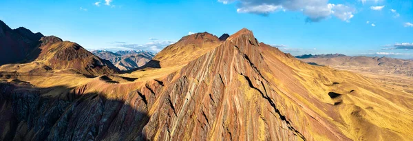 Pallay Punchu vom Apu Takllo Regenbogengebirge in Peru — Stockfoto