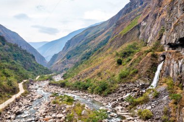 Peru 'daki Machu Picchu yakınlarındaki Urubamba nehrinde şelale.