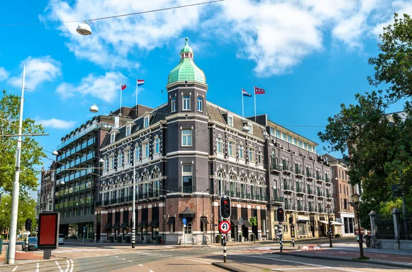 Typisk arkitektur i Amsterdam i Nederländerna — Stockfoto