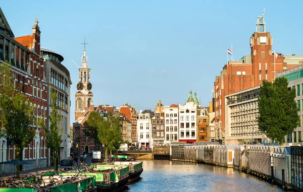 Typisk arkitektur i Amsterdam i Nederländerna — Stockfoto