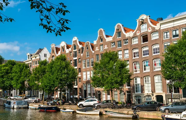 Typical architecture of Amsterdam in the Netherlands — Stock Photo, Image