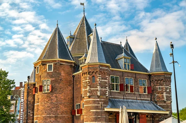 Waag, een historisch gebouw in Amsterdam, Nederland — Stockfoto