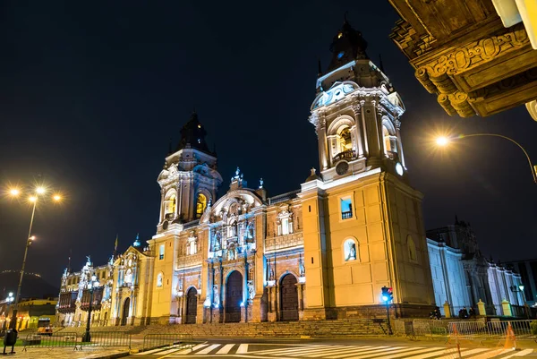 Собор Лимы в Перу ночью — стоковое фото