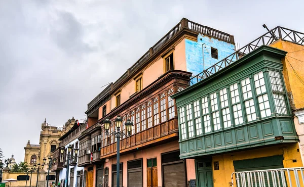 Колониальные здания с балконами в Лиме, Перу — стоковое фото