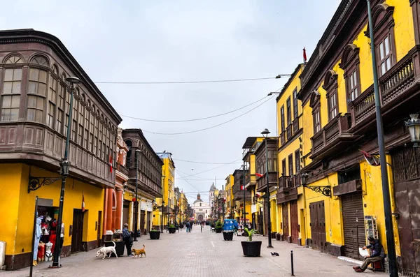 Edificios coloniales con balcones en Lima, Perú — Foto de Stock