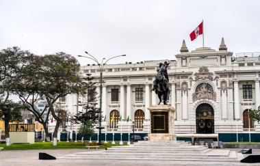 Lima 'da Simon Bolivar heykeli olan Peru Yasama Sarayı.