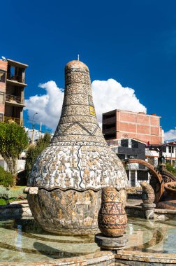 Huancayo, Peru 'daki Huanca kimlik parkındaki şişe kabağı anıtı.