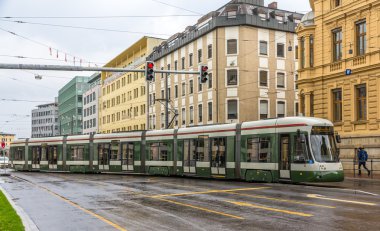 Augsburg - Almanya, Bavyera bir sokakta modern tramvay