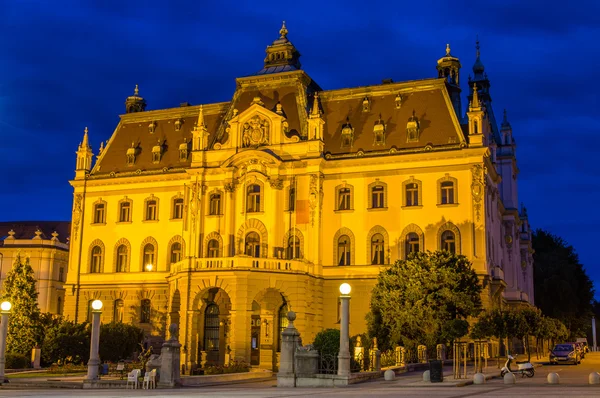 Universität von Ljubljana am Abend - Slowenien — Stockfoto