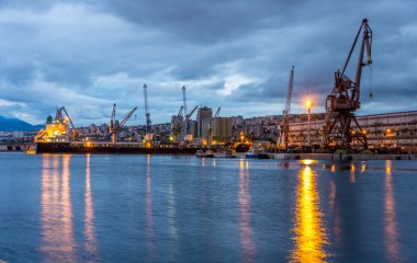 Rijeka Hırvatistan limanda görünümünü akşam