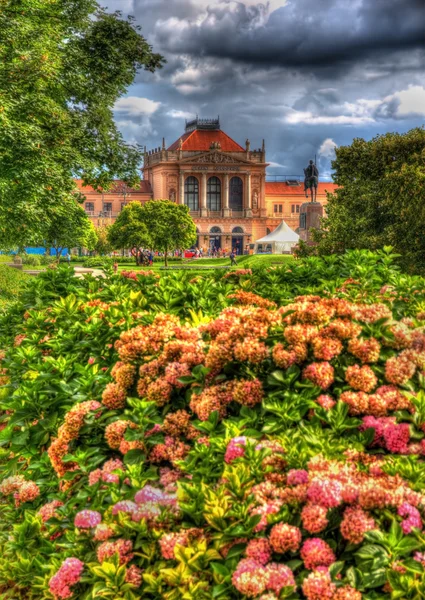 Utsikt över Zagreb järnvägsstation från en park - Kroatien — Stockfoto