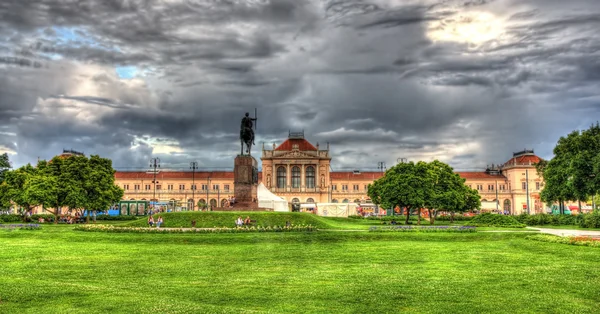 Parque frente a la estación de tren de Zagreb - Croacia — Foto de Stock