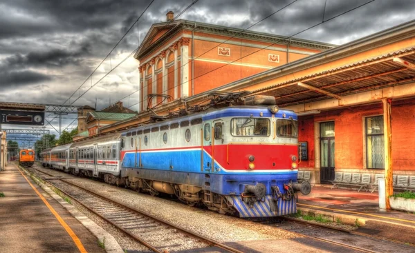 Rijeka istasyonunda Hırvat yolcu treni — Stok fotoğraf