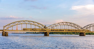 Riga, Letonya köprüdeki tren
