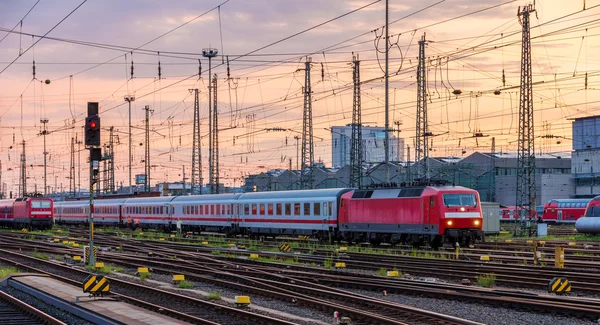 Německé vlaky ve Frankfurtu (hlavní) nádraží stanice, Hesse — Stock fotografie