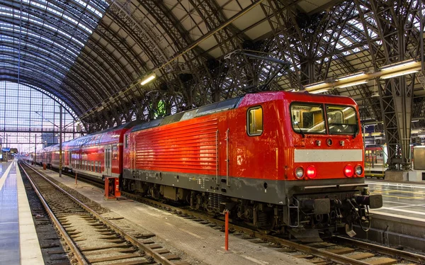 Locomotiva elettrica con treno regionale a Francoforte, Germania — Foto Stock