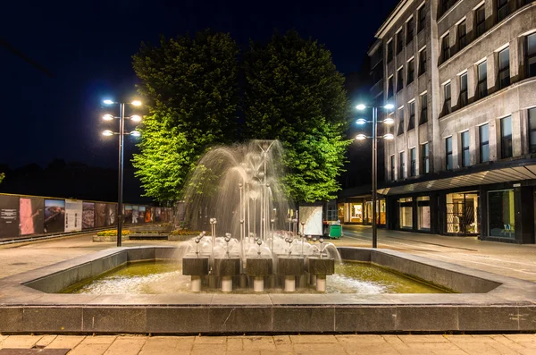 Fuente en Kaunas por la noche - Lituania — Foto de Stock