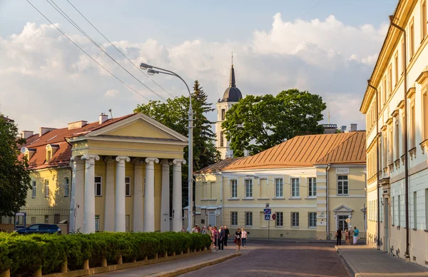 Здания на площади Симоно Дауканто в Вильнюсе, Литва — стоковое фото