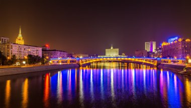 Smolensky metrobridge ve Beyaz Saray Moskova'da görünümü