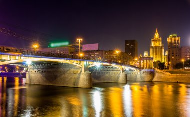 Gece Borodinsky köprüyü Moskova'da