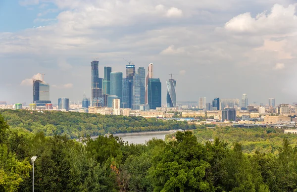 Blick auf Moskau-City vom Sparrow Hills Park — Stockfoto