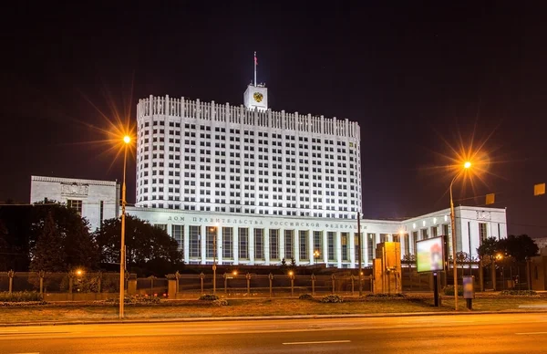 Russische witte huis in Moskou 's nachts — Stockfoto