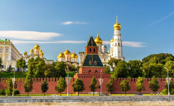 Churches in Moscow Kremlin over the river — Stock Photo, Image