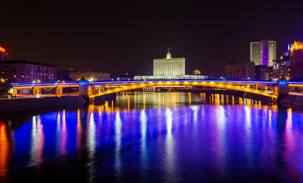 Widok metrobridge smoleński i białego domu w Moskwie — Zdjęcie stockowe