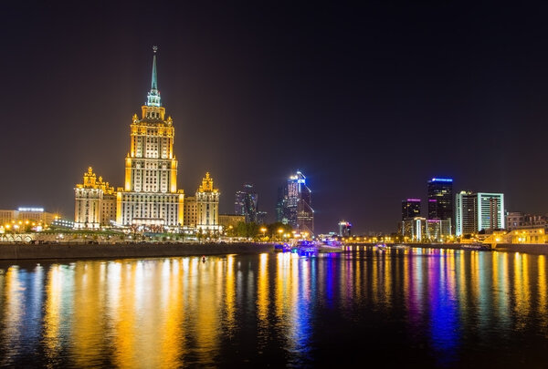 Гостиница "Украина" и Москва-Сити вечером
