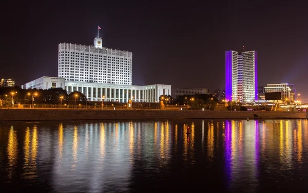 Ρωσική λευκό οίκο στη Μόσχα τη νύχτα — Φωτογραφία Αρχείου